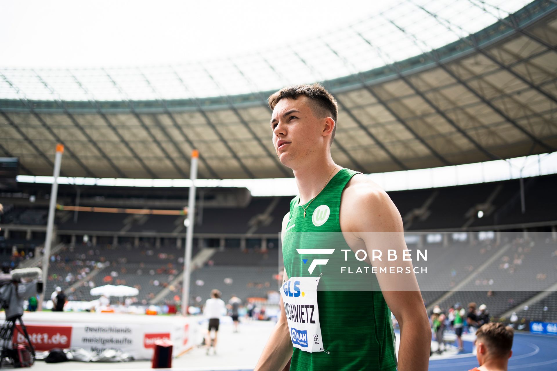 Tobias Morawietz (VfL Wolfsburg) ueber 200m waehrend der deutschen Leichtathletik-Meisterschaften im Olympiastadion am 26.06.2022 in Berlin